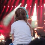 Enfant avec un casque en concert